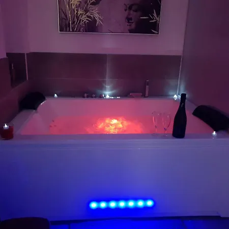 Elle & Lui En Jacuzzi